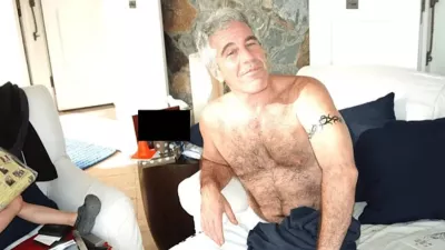 Slika, na kateri je Epstein v precej provokativni pozi, na levi pa so vidne otro&scaron;ke noge. / Foto: U.s. Department Of Justice