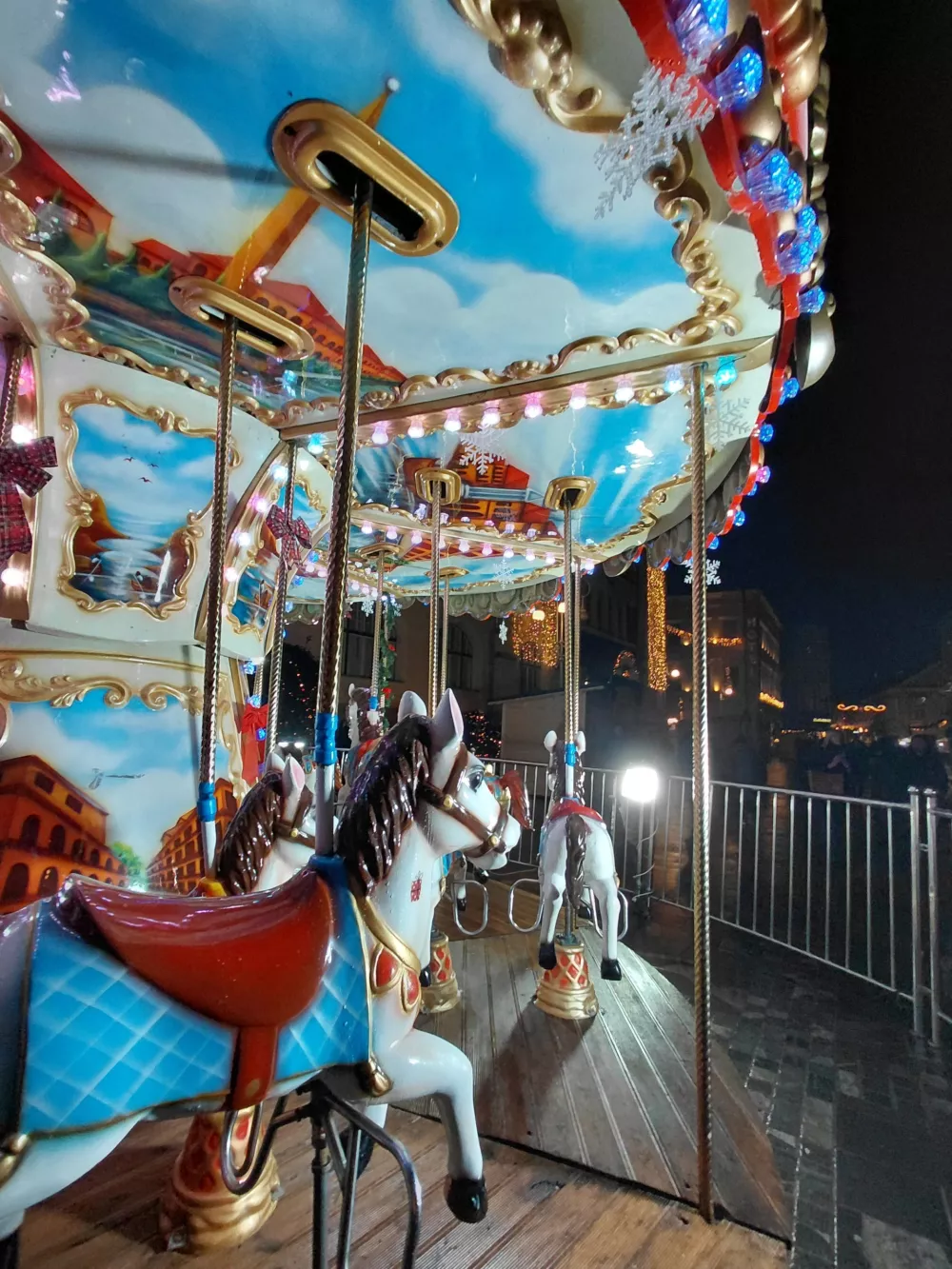 Najmlaj&scaron;i uživajo v vožnji z vrtiljakom. 