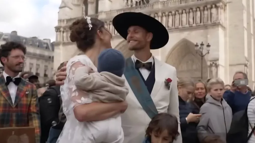 Prva poroka v Notre-Dame po treh desetletjih: poročil se je tesar, ki je sodeloval pri obnovi katedrale. Foto: YouTube/posnetek zaslona