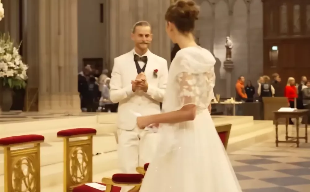 Prva poroka v Notre-Dame po treh desetletjih: poročil se je tesar, ki je sodeloval pri obnovi katedrale Foto: YouTube/posnetek zaslona