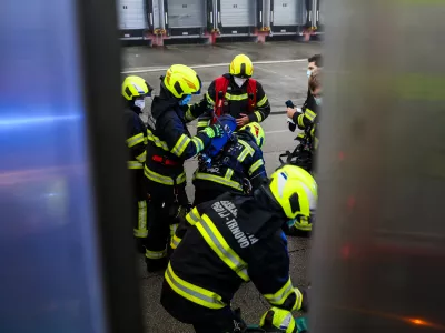 -14.12.2025. - Obsežen požar skladi&scaron;ča in logističnega centra SPAR Slovenija.- gasilci,//FOTO: Bojan Velikonja