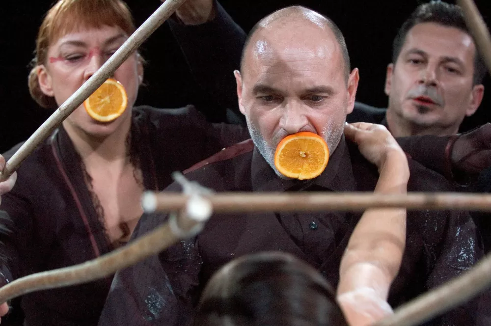 Ep o Gilgame&scaron;u, Slovensko mladinsko gledali&scaron;čeNa sliki: Damjana Černe, Dario Varga, Željko Hrs