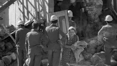 Gorje Breginjke pred ruševinami hiše po potresu leta 1976. / Foto: Nace Bizilj/hrani Mnzs