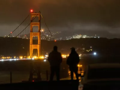 People observe an area affected by a blackout that hit about 130,000 residents, according to the Pacific Gas and Electric Company, in San Francisco, California, U.S., December 21, 2025. REUTERS/Carlos Barria