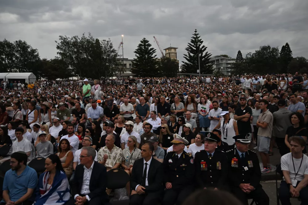 21 December 2025, Australia, Sydney: People attend a National Day of Reflection vigil and commemoration for the victims and survivors of the Bondi Massacre at Bondi Beach in Sydney. Photo: Dean Lewins/AAP/dpa