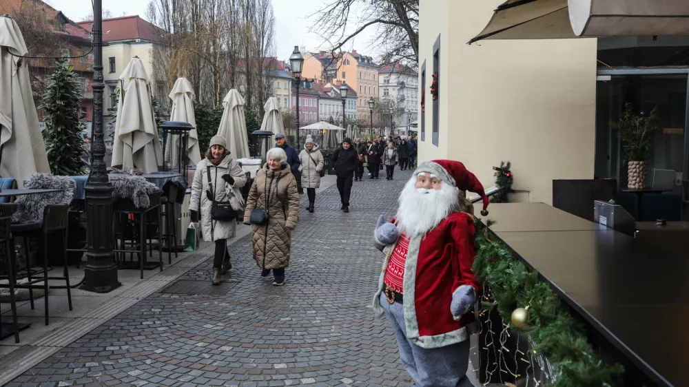 - 09.12.2025. - Praznični božično novoletni sejem v Ljubljani.//FOTO: Bojan Velikonja