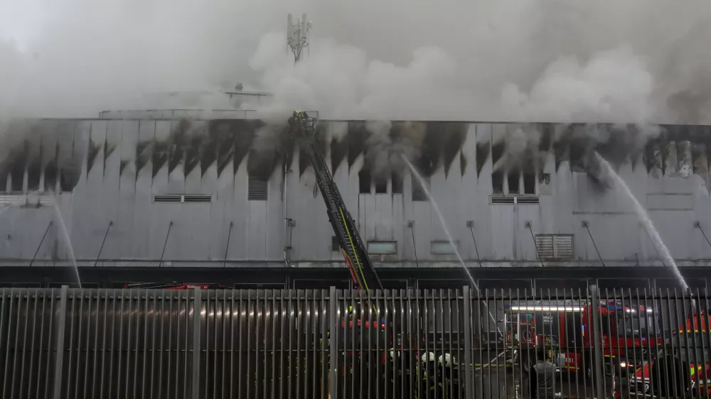 -14.12.2025. - Obsežen požar skladi&scaron;ča in logističnega centra SPAR Slovenija.- gasilci,//FOTO: Bojan Velikonja