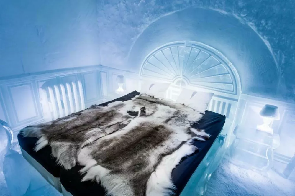 Icehotel v Jukkasj&auml;rviju vsako leto poskrbi za drugačno temo okrasitve sobe. Foto: Booking.com