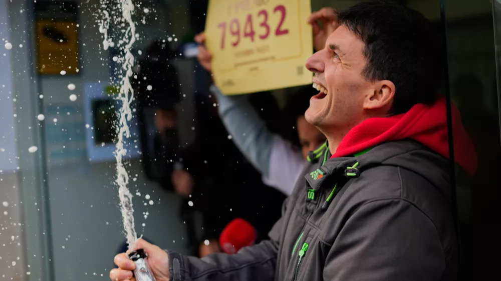 A man celebrates the sale of one of the lottery tickets bearing the number "79432," known as "El Gordo,"or The Fat One, sold at this store in Madrid, Spain, Monday, Dec. 22, 2025. (AP Photo/Manu Fernandez) / Foto: Manu Fernandez