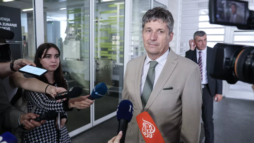 Borut Sajovic- 30.06.2025 - Koalicijski partnerji se bodo pri premierju Robertu Golobu sestali na t.i. mini koalicijskem vrhu. Golob bo po nedavnem sprejetju deklaracije o zvi&scaron;anju obrambnih izdatkov članic Nata na pet odstotkov BDP do leta 2035 stranki SD in Levico, ki sta podpori dogovoru nasprotovali, podrobneje seznanil s potekom pogajanj in koraki pri pripravi akcijskega načrta glede investicij za izpolnitev ciljev na področje obrambe//FOTO: Jaka Gasar