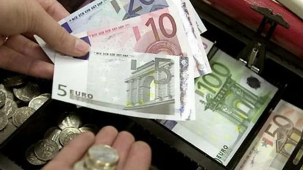 Računovodkinja podjetju ukradla več kot pol milijona: javni denar porabila za frizerja in kredit