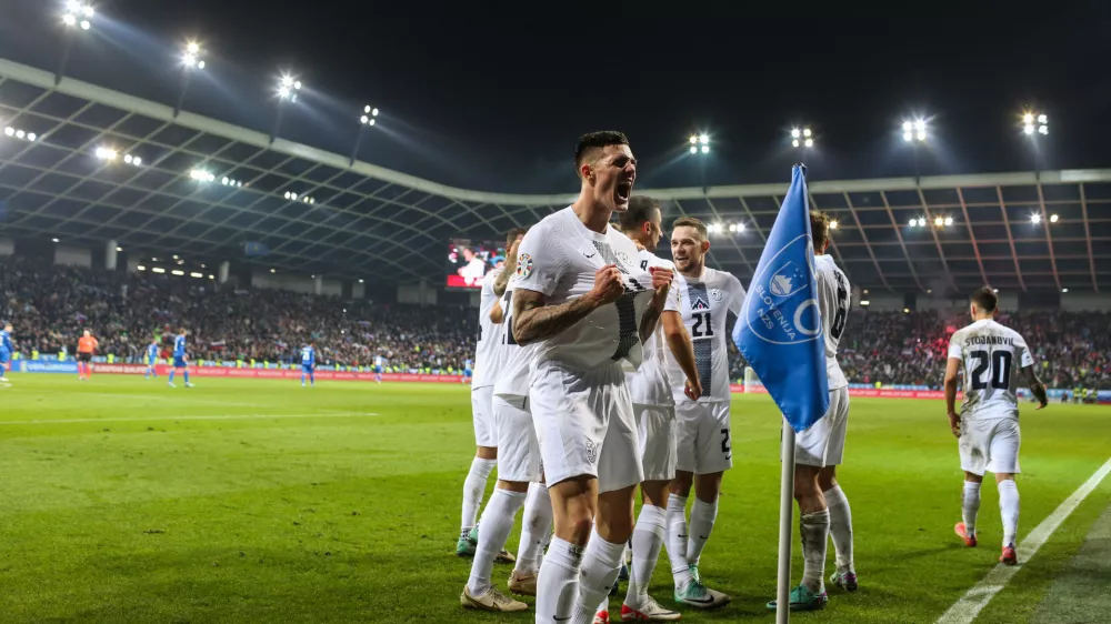 Slavje po prvem golu Benjamin &Scaron;e&scaron;ka,Benjamin &Scaron;e&scaron;ko,- 20.11.2023 &ndash; nogomet &ndash; Slovenija: Kazahstan, kvalifikacije za nogometno evropsko prvenstvo EP 2024, 10. krog: skupina H, - slovenska nogometna reprezentanca se je uvrstila na Euro 2024 - slavje //FOTO: Bojan Velikonja