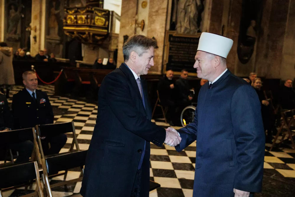 Ljubljana, stolnica sv. Nikolaja.Masa za domovino ob dnevu samostojnosti in enotnosti.Predsednik vlade Robert Golob in mufti Islamske skupnosti v Sloveniji Nevzet Poric.