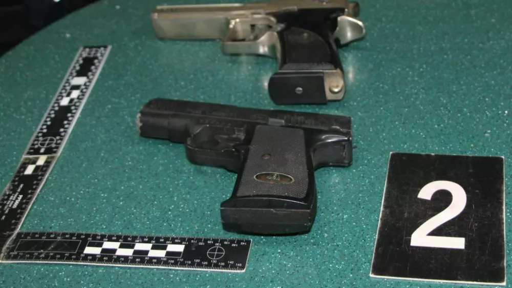 zaseg dveh pi&scaron;tol