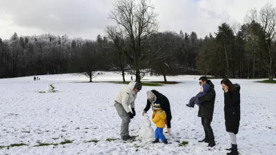 SnegvremeSnežna idilapark Tivoli- 02.12.2023 - Zasnežena Ljubljana. //FOTO: Nik Erik Neubauer