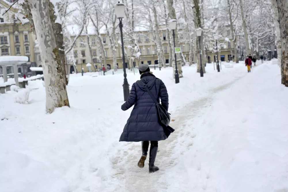 - ilustrativna fotografijasneg, zasnežena Ljubljana, kongresni trg, park zvezda, zima, zimske razmere  //FOTO: Tomaž Zajel&scaron;nik