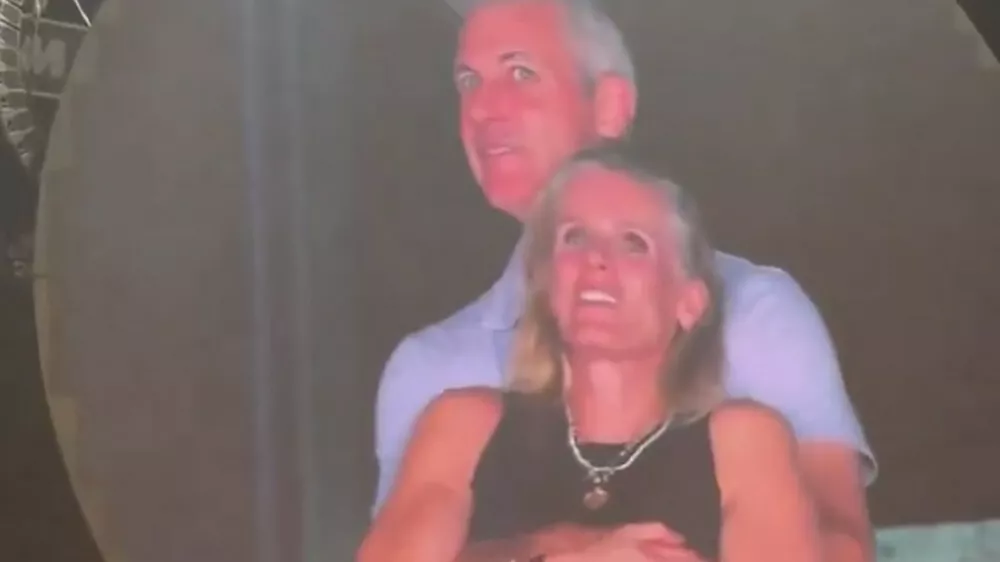 Info - Andy Byron, l'ancien PDG d'Astronomer, attaque en justice le groupe Coldplay - Lors d'un concert de Coldplay au Gillette Stadium de Boston, une s&eacute;quence qui devait &ecirc;tre amusante est vite devenue tr&egrave;s g&ecirc;nante. Comme souvent dans les stades am&eacute;ricains, une &laquo;Kiss Cam&raquo; &mdash; une cam&eacute;ra qui filme un couple dans la foule pour les inviter &agrave; s'embrasser s'est arr&ecirc;t&eacute;e sur deux spectateurs proches et visiblement complices. Le chanteur Chris Martin a comment&eacute; la sc&egrave;ne sur le ton de l'humour: &laquo;Oh regardez ces deux-l&agrave;... Comment &ccedil;a va ? Hein ? Soit ils ont une liaison, soit ils sont juste tr&egrave;s timides&raquo;, a-t-il lanc&eacute; en riant. Une blague qui allait se r&eacute;v&eacute;ler &eacute;trangement juste&hellip; Coldplay a accidentellement r&eacute;v&eacute;l&eacute; une pr&eacute;tendue liaison entre Andy Byron, PDG d'Astronomer (une grosse entreprise am&eacute;ricaine) et sa coll&egrave;gue Kristin Cabot &agrave; leur concert avec la Love Cam. Probl&egrave;me: les deux seraient mari&eacute;s.. mais pas ensemble ! Les deux personnes film&eacute;es &eacute;taient Andy Byron, PDG de la soci&eacute;t&eacute; Astronomer, et Kristin Cabot, cadre de la m&ecirc;me entreprise. Probl&egrave;me: Andy Byron est mari&eacute; et p&egrave;re de famille. Pris au d&eacute;pourvu par la cam&eacute;ra et les projecteurs, le duo a rapidement d&eacute;tourn&eacute; les yeux, s'est couvert le visage, puis a quitt&eacute; pr&eacute;cipitamment la zone sous les rires du public. Tr&egrave;s vite, la vid&eacute;o a &eacute;t&eacute; diffus&eacute;e sur TikTok, Instagram, X et d'autres plateformes. Le clip est devenu viral, provoquant un toll&eacute; en ligne. Le scandale ne reste pas cantonn&eacute; &agrave; la sph&egrave;re priv&eacute;e. Astronomer, l'entreprise dirig&eacute;e par Andy Byron, est valoris&eacute;e &agrave; plus d'un milliard de dollars. Voir son PDG &mdash; et la responsable des ressources humaines &mdash; expos&eacute;s dans une situation aussi d&eacute;licate risque d'avoir de lourdes r&eacute;percussions internes. During a Coldplay concert at Gillette Stadium in Boston, a supposedly funny scene quickly turned very awkward. As is often the case in American stadiums, a "Kiss Cam"&mdash;a camera that films a couple in the crowd to invite them to kiss&mdash;stopped on two nearby and visibly close spectators. Singer Chris Martin commented on the scene humorously: "Oh, look at those two... How's it going? Huh? They're either having an affair or they're just really shy," he said, laughing. A joke that would prove strangely accurate... Coldplay accidentally revealed an alleged affair between Andy Byron, CEO of Astronomer (a large American company), and his colleague Kristin Cabot at their concert with the Love Cam. The problem: the two were allegedly married... but not to each other! The two people filmed were Andy Byron, CEO of Astronomer, and Kristin Cabot, an executive at the same company. Problem: Andy Byron is married and a father. Caught off guard by the camera and spotlight, the duo quickly looked away, covered their faces, and then hurriedly left the area to the laughter of the audience. The video quickly spread to TikTok, Instagram, X, and other platforms. The clip went viral, sparking an online uproar. The scandal isn't confined to the private sphere. Astronomer, the company headed by Andy Byron, is valued at over $1 billion. Seeing its CEO&mdash;and head of human resources&mdash;exposed in such a delicate situation risks serious internal repercussions.,Image: 1023113623, License: Rights-managed, Restrictions:, Model Release: no