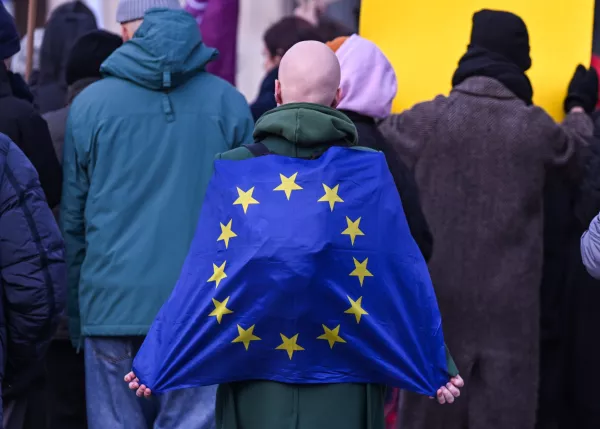 KRAKOW, POLAND &ndash; DECEMBER 14:An activist holds an EU flag during an Anti-Fascist March in central Krakow, in Krakow, Lesser Poland Voivodeship, Poland, on December 14, 2025.The march, held on the 103rd anniversary of the assassination of Poland's first president, Gabriel Narutowicz, was organised to oppose contemporary nationalism, xenophobia and hate speech, and to express solidarity with Ukraine's minority community. (Photo by Artur Widak/NurPhoto)NO USE FRANCE