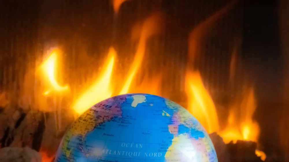 France, 2022-11-05. Illustration, the earth is burning. Photography by Sandrine Marty / Hans Lucas.France, 2022-11-05. Illustration. La Terre brule. Photographie par Sandrine Marty / Hans Lucas.