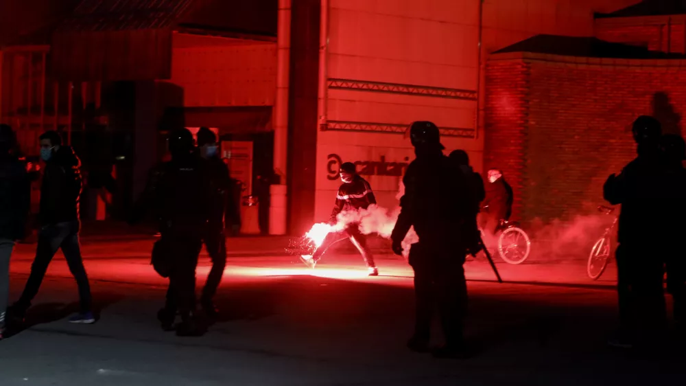 pirotehnična sredstva - petarde- 05.11.2020 &ndash; neprijavljen protivladni protestni shod z naslovom VLADA PRIHAJAMO &ndash; nasilni protest proti vladi Janeza Jan&scaron;e v Ljubljani //FOTO: Luka Cjuha.