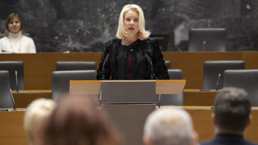 Ljubljana, DZ.Sprejem za svojce padlih pripadnikov Teritorialne obrambe RS, ministrstva za notranje zadeve in civilnih zrtev ter ranjenih v vojni za Slovenijo.Zbrane je nagovorila predsednica DZ Urska Klakocar Zupancic.