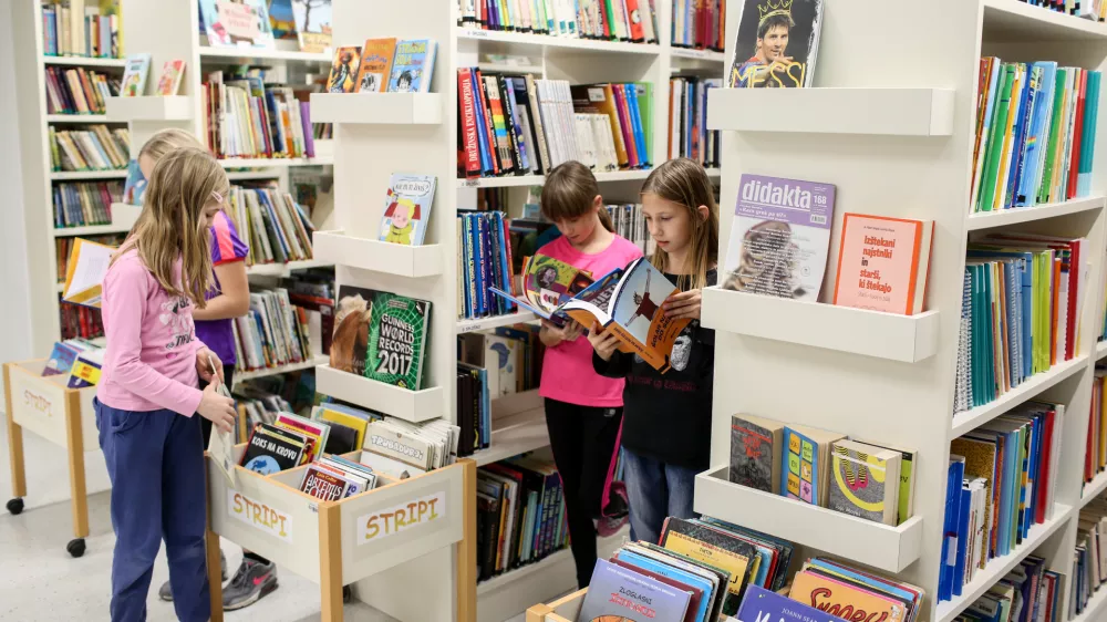 - otroci v novi knjižnici - 29.11.2016 - Osnovna &scaron;ola O&Scaron; Nove Jar&scaron;e - nova &scaron;olska knjižnica -  //FOTO: Bojan Velikonja 