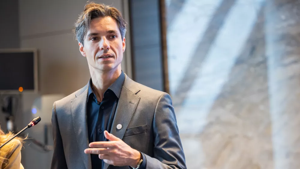 Ljubljana, hotel Grand Plaza.Mednarodni kongres dela z naslovom Razdeljeni svet, zdruzeno delavstvo.Minister za delo, druzino, socialne zadeve in enake moznosti Luka Mesec.