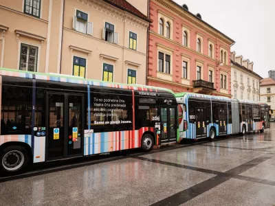 Ljubljana, Kongresni trg.Novinarska konferenca ministrstva za okolje, podnebje in energijo, Mestne obcine Ljubljana in Ljubljanskega potniskega prometa ob predstavitvi treh novih avtobusov LPP na vodikov pogon z motivom podnebnih crt.