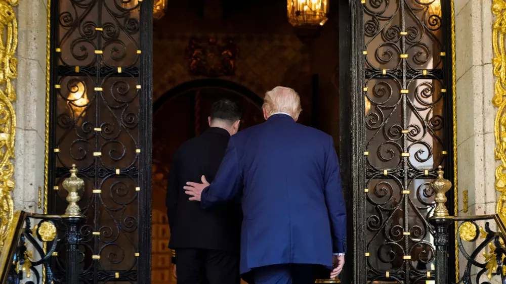 President Donald Trump and Ukraine's President Volodymyr Zelenskyy walk inside his Mar-a-Lago club, Sunday, Dec. 28, 2025, in Palm Beach, Fla. (AP Photo/Alex Brandon) / Foto: Alex Brandon