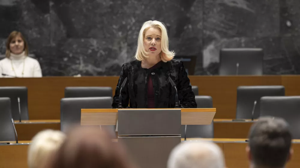 Ljubljana, DZ.Sprejem za svojce padlih pripadnikov Teritorialne obrambe RS, ministrstva za notranje zadeve in civilnih zrtev ter ranjenih v vojni za Slovenijo.Zbrane je nagovorila predsednica DZ Urska Klakocar Zupancic.