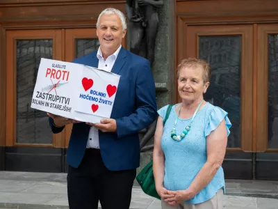 Ljubljana, pred DZ.Prvopodpisana Ales Primc in Milena Miklavcic sta v DZ vlozila vec kot 15.000 podpisov za zacetek postopka za razpis referenduma o pomoci pri prostovoljnem koncanju zivljenja.