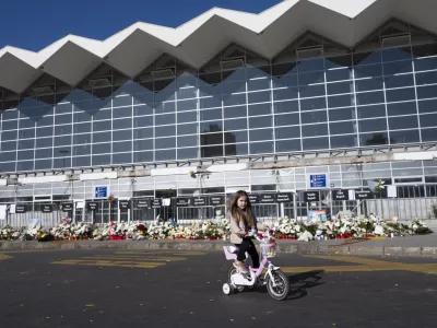 ZA OBJEKTIVNUJNO VKLJUČI V IZBORPunčka pred pričetkom komemoracije pred postajo. 01.11.2025 - Spominski shod v Novem Sadu eno leto po padcu nadstre&scaron;ka na železni&scaron;ki postaji v Novem Sadu, ki je zahteval življenja 16 ljudi in zanetil množične protivladne proteste, Novi Sad, Srbija. FOTO: Nik Erik Neubauer