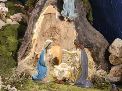 Jaslice in oltar v zupnijski cerkvi na Vrhniki.&nbsp;Foto: STA