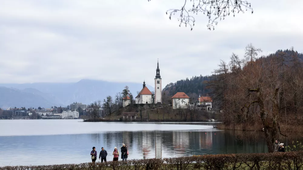 - 21.12.2025 - Božič, Bled, Blejsko jezero - turisti//FOTO: Jaka Gasar