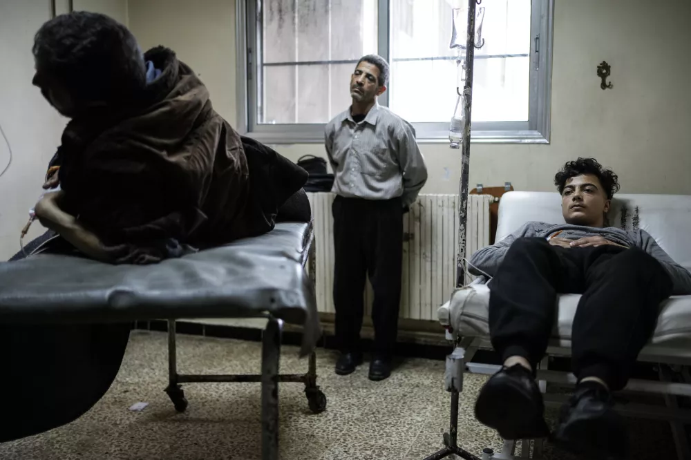 26 December 2025, Syria, Homs: Injured people are receiving treatment at Karam al-Luz Hospital in Homs after an explosive device detonated at the Ali bin Abi Talib Mosque in the Wadi al-Dahab neighborhood of the city, resulting in 8 deaths and 19 injuries. Photo: Moawia Atrash/dpa