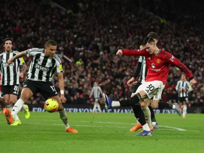 Soccer Football - Premier League - Manchester United v Newcastle United - Old Trafford, Manchester, Britain - December 26, 2025 Newcastle United's Malick Thiaw in action as Manchester United's Benjamin Sesko shoots at goal REUTERS/Phil Noble EDITORIAL USE ONLY. NO USE WITH UNAUTHORIZED AUDIO, VIDEO, DATA, FIXTURE LISTS, CLUB/LEAGUE LOGOS OR 'LIVE' SERVICES. ONLINE IN-MATCH USE LIMITED TO 120 IMAGES, NO VIDEO EMULATION. NO USE IN BETTING, GAMES OR SINGLE CLUB/LEAGUE/PLAYER PUBLICATIONS. PLEASE CONTACT YOUR ACCOUNT REPRESENTATIVE FOR FURTHER DETAILS..