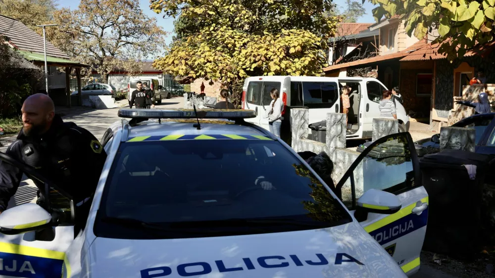 Romsko naselje Kerinov grmPolicijska patrulja / Foto: Jaka Gasar