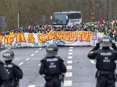 29 November 2025, Hesse, Gie&szlig;en: Police and demonstrators face each other at the slip road from the L3047 onto the B429. The slip road is blocked. Several thousand demonstrators protested against the founding of a new AfD youth organization on Saturday. Its predecessor, Junge Alternative, which had been classified as right-wing extremist, had dissolved itself. Photo: Lando Hass/dpa