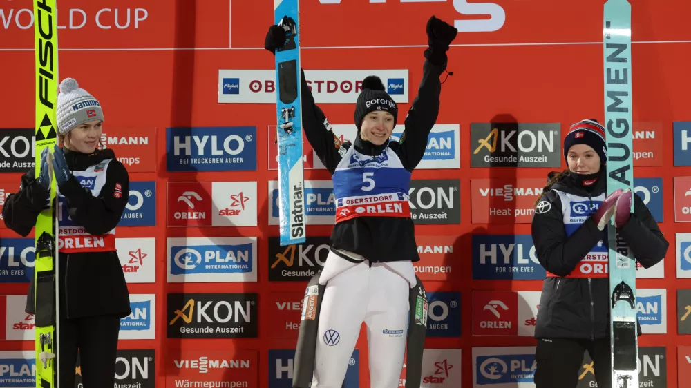01 January 2025, Bavaria, Oberstdorf: Slovenia's Ski jumper winner Nika Prevc (C) celebrates alongside Norway's second placed Anna Odine Stroem (L) and third placed Eirin Maria Kvandal after the women's large hill 2nd round of the ski jumping Two Nights Tour. Photo: Karl-Josef Hildenbrand/dpa