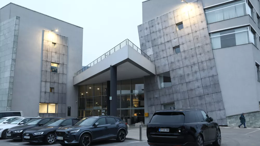 Zakaj bi država razporejala odstotek dohodnine, če ga lahko vi sami