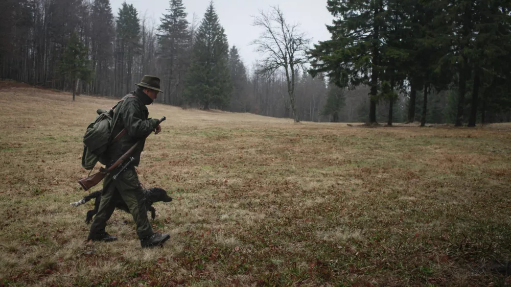 ?lovec - jager - orožje - lovski pes- 11.1.2014 - Lovi&scaron;če z posebnim namenom (LPN) v območni enoti Snežnik - lovna povr&scaron;ina - lovstvo - divjad//FOTO: Luka Cjuha 