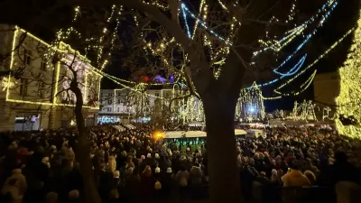 Ljubljana.Mnozica ljudi na Presernovem trgu v srediscu Ljubljane v casu napovedanega zbora harmonikarjev.
