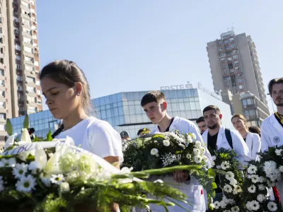 ZA OBJEKTIVpolaganje vencev01.11.2025 - Spominski shod v Novem Sadu eno leto po padcu nadstre&scaron;ka na železni&scaron;ki postaji v Novem Sadu, ki je zahteval življenja 16 ljudi in zanetil množične protivladne proteste, Novi Sad, Srbija. FOTO: Nik Erik Neubauer