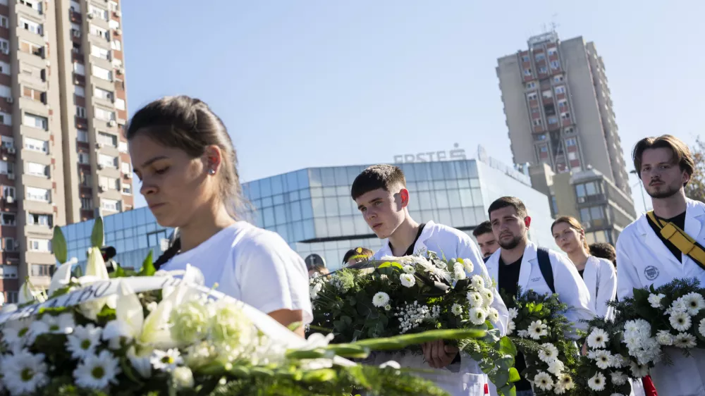 ZA OBJEKTIVpolaganje vencev01.11.2025 - Spominski shod v Novem Sadu eno leto po padcu nadstre&scaron;ka na železni&scaron;ki postaji v Novem Sadu, ki je zahteval življenja 16 ljudi in zanetil množične protivladne proteste, Novi Sad, Srbija. FOTO: Nik Erik Neubauer