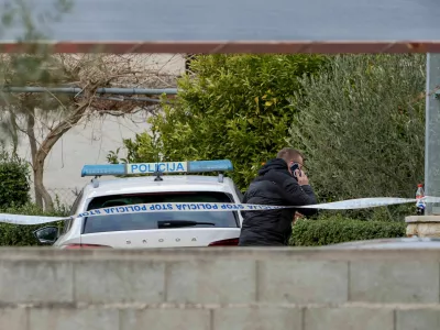 Oče naj bi v družinski hi&scaron;i v Suko&scaron;anu umoril sina, potem pa ustrelil &scaron;e sebe. 