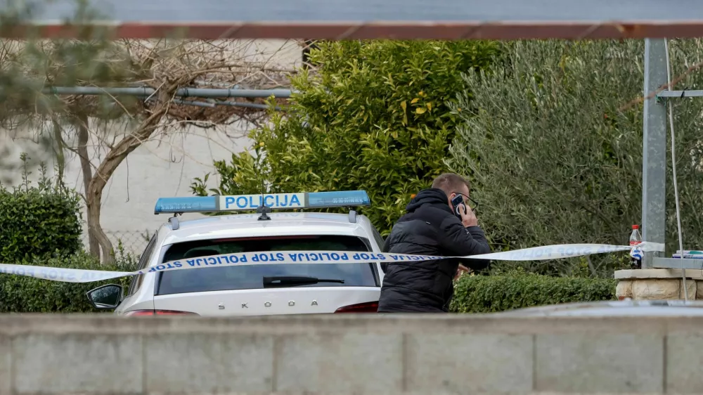 Oče naj bi v družinski hi&scaron;i v Suko&scaron;anu umoril sina, potem pa ustrelil &scaron;e sebe. 