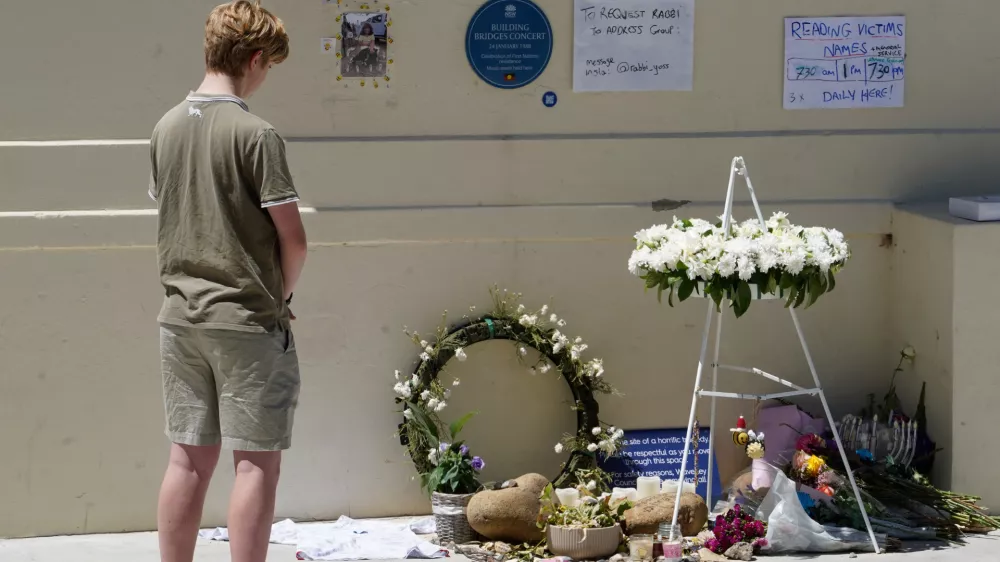 29 December 2025, Australia, Sydney: A person looks at a memorial for the victims of the Bondi Beach shooting at the mental health hub at Bondi Pavilion. Photo: Dominic Giannini/AAP/dpa