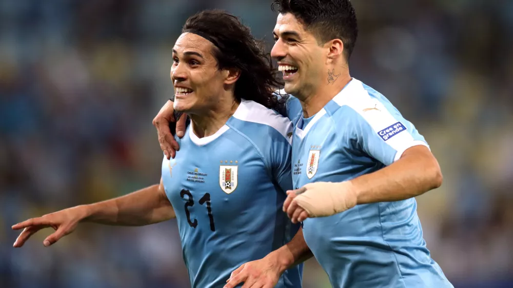 Soccer Football - Copa America Brazil 2019 - Group C - Chile v Uruguay - Maracana Stadium, Rio de Janeiro, Brazil - June 24, 2019  Uruguay's Edinson Cavani celebrates scoring their first goal with Luis Suarez            REUTERS/Ricardo Moraes