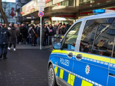 30 December 2025, North Rhine-Westphalia, Gelsenkirchen: Police operation at the Sparkasse branch in Gelsenkirchen-Buer after waiting customers tried to get into the bank. After the break-in into the bank's vault, worried customers demanded information. Due to the situation, the branch will remain closed on Tuesday, the police announced. Photo: Christoph Reichwein/dpa
