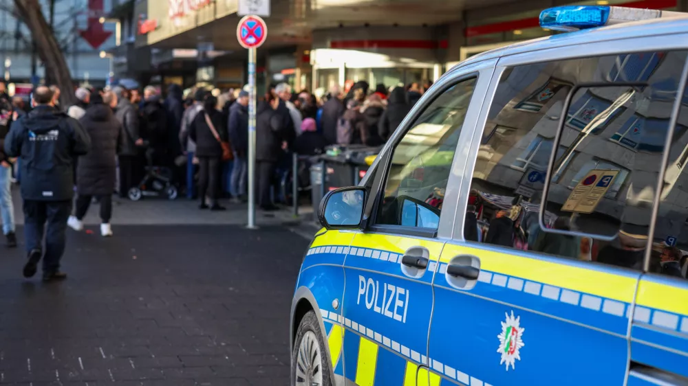30 December 2025, North Rhine-Westphalia, Gelsenkirchen: Police operation at the Sparkasse branch in Gelsenkirchen-Buer after waiting customers tried to get into the bank. After the break-in into the bank's vault, worried customers demanded information. Due to the situation, the branch will remain closed on Tuesday, the police announced. Photo: Christoph Reichwein/dpa
